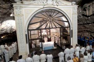 Els fidels honren a la Cova Santa amb l'incendi de Begís en el record