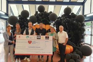 Las empresas presentes en el stand de Elda en Alicante Gastronómica entregan el cheque con la recaudación del pack ‘Bocaicos 2022’