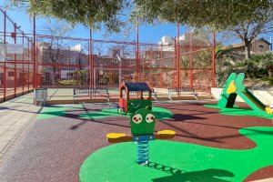 El Ayuntamiento de Elda finaliza las obras de remodelación de la pista deportiva y el área de juegos infantiles de la calle La Parroquia