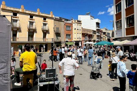 La Fira del Llibre de Cabanes supera expectatives i es consolida com a cita cultural de referència