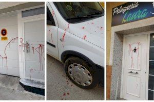Benaguasil comença el dia amb els carrers plens de “sang” després d'un atac vandàlic