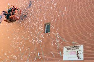 El duo creatiu format per Mawe i Pauceda inicien el primer mural de la desena edició del Més Que Murs