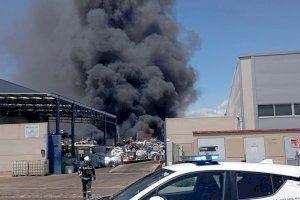 Se da por extinguido el grave incendio en el desguace de Burriana