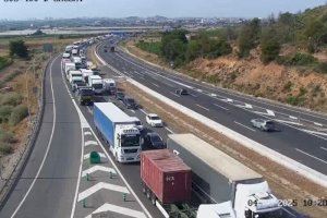 Intenses retencions en l'A-7 entre Puçol i Sagunt per un accident