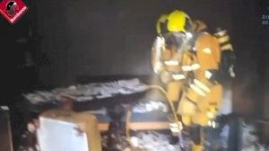 Incendio en una vivienda de Torrevieja: el fuego se extiende rápidamente desde el balcón al interior del primer piso Incendio en una vivienda de Torrevieja: el fuego se extiende rápidamente desde el balcón al interior del primer piso